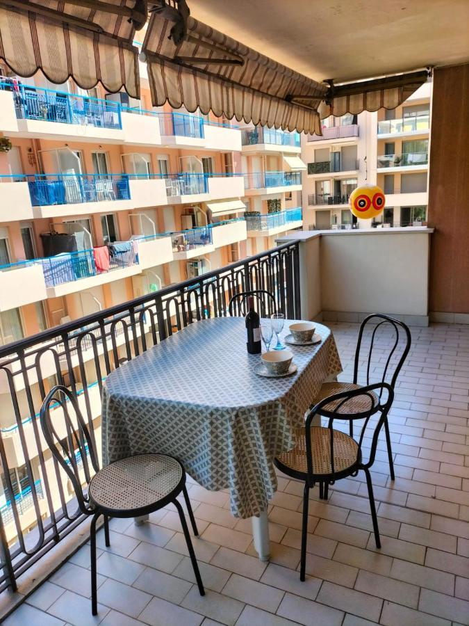 A Due Passi Dal Mare Apartamento Menton Exterior foto